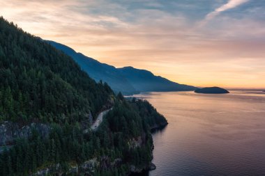 Pasifik Okyanusu kıyısında Kanada Dağ Manzarası ile birlikte denizden Sky Highway 'e. Bulutlu Gündoğumu. Vancouver ve Squamish yakınlarındaki Howe Sound, BC, Kanada.