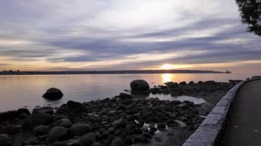 Sunset 'te Sahne Seawall ve Rocky Coast. Sonbahar sezonu. Ağaçlar. Stanley Park, Downtown Vancouver, British Columbia, Kanada.