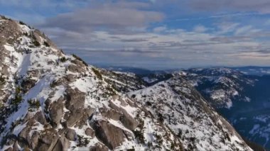 Karla kaplı dağ tepeleri Kanada doğasında. Günbatımı Gökyüzü. Hava manzarası. British Columbia, Kanada.