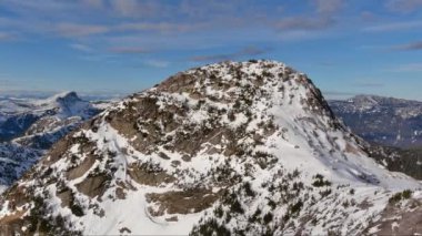 Karla kaplı dağ tepeleri Kanada doğasında. Günbatımı Gökyüzü. Hava manzarası. British Columbia, Kanada.