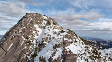 Karla kaplı dağ tepeleri Kanada doğasında. Günbatımı Gökyüzü. Hava manzarası. British Columbia, Kanada.