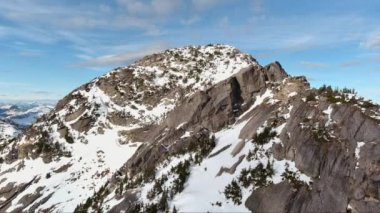 Karla kaplı dağ tepeleri Kanada doğasında. Günbatımı Gökyüzü. Hava manzarası. British Columbia, Kanada.