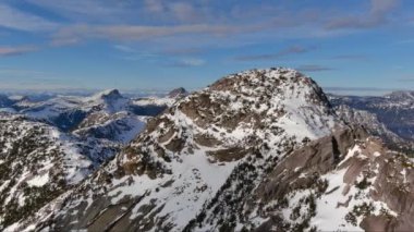 Karla kaplı dağ tepeleri Kanada doğasında. Günbatımı Gökyüzü. Hava manzarası. British Columbia, Kanada.