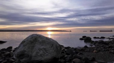 Sunset 'te Sahne Seawall ve Rocky Coast. Sonbahar sezonu. Ağaçlar. Stanley Park, Downtown Vancouver, British Columbia, Kanada.