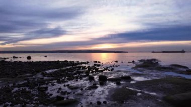 Sunset 'te Sahne Seawall ve Rocky Coast. Sonbahar sezonu. Ağaçlar. Stanley Park, Downtown Vancouver, British Columbia, Kanada.
