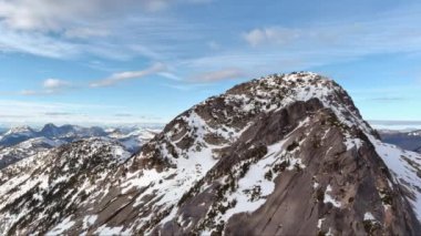 Karla kaplı dağ tepeleri Kanada doğasında. Günbatımı Gökyüzü. Hava manzarası. British Columbia, Kanada.