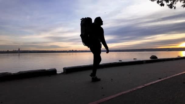 Mother Baby Carrier Seawall Stanley Park Sunset Fall Season Downtown — Stock Video