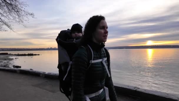 Mor Med Baby Carrier Seawall Stanley Park Solnedgång Höstsäsong Downtown — Stockvideo