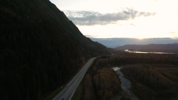 Estrada Cênica Vale Pelo Rio Cercada Por Montanhas Pôr Sol — Vídeo de Stock