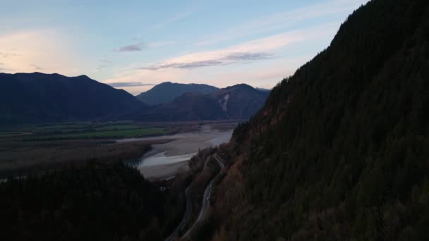 风景秀丽的山谷在河边 四周环绕着山脉 秋天的季节 空中景观 加拿大不列颠哥伦比亚省弗雷泽谷 — 图库视频影像