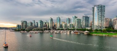 False Creek, Downtown Vancouver, BC, Cannada 'daki binalar. Dramatik Günbatımı. Şehir manzarası Panoraması