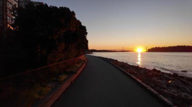 Batı Vancouver, Ambleside 'da Manzaralı Deniz. Günbatımı, Sonbahar sezonu. Vancouver, British Columbia Kanada.