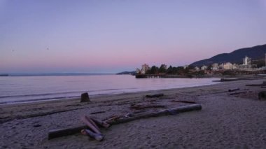 Batı Vancouver 'daki Scenic Beach' te güzel bir gün batımı. Ambleside 'da. Sonbahar sezonu. Vancouver, British Columbia, Kanada.