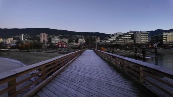 在日落的Ambleside的景区Wooden码头 秋天季节 加拿大不列颠哥伦比亚省温哥华市西温哥华 — 图库视频影像