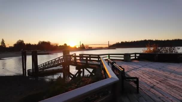 在日落的Ambleside的景区Wooden码头 秋天季节 加拿大不列颠哥伦比亚省温哥华市西温哥华 — 图库视频影像
