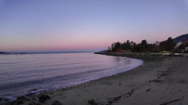 Batı Vancouver 'daki Scenic Beach' te güzel bir gün batımı. Ambleside 'da. Sonbahar sezonu. Vancouver, British Columbia, Kanada.