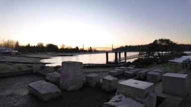 Sunset 'te Ambleside' daki Manzaralı Ahşap İskele. Sonbahar sezonu. Batı Vancouver, Vancouver, Britanya Kolombiyası Kanada.