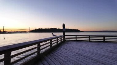 Sunset 'te Ambleside' daki Manzaralı Ahşap İskele. Sonbahar sezonu. Batı Vancouver, Vancouver, Britanya Kolombiyası Kanada.