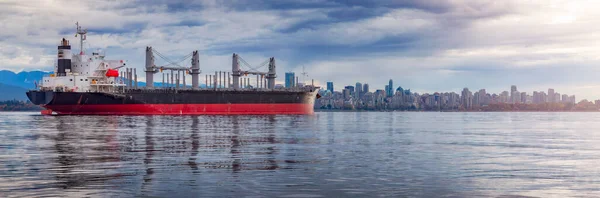 在伯拉尔德湾的集装箱船 背景是市中心 温哥华 不列颠哥伦比亚 加拿大 — 图库照片