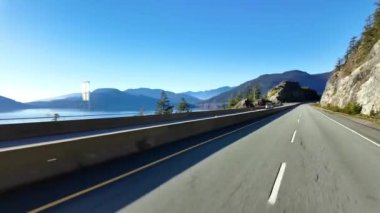 Squamish ve Vancouver, BC, Kanada arasındaki Sky Highway 'e gidiyoruz. Güneşli Gün, Sonbahar Sezonu.