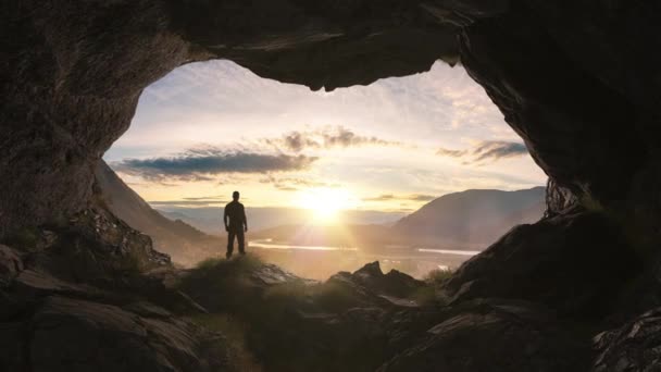 Abenteuerlustiger Mann Steht Einer Höhle Auf Dem Gipfel Des Berges — Stockvideo