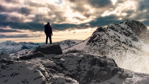 Avontuurlijke Man Staande Top Van Mountain Cliff Samengestelde Rendering Peak — Stockvideo