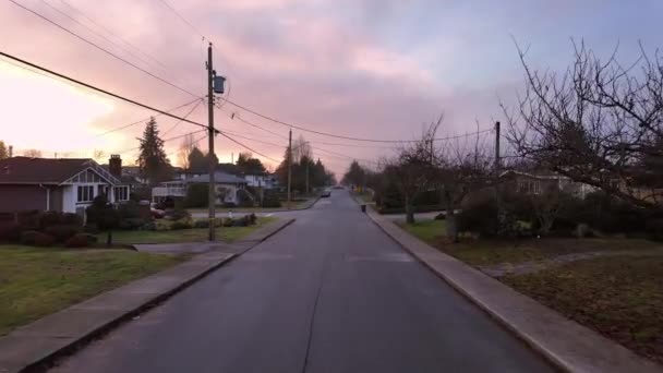 郊外の道路と家 サンセット 秋のシーズン ブリティッシュコロンビア州バーナビー — ストック動画