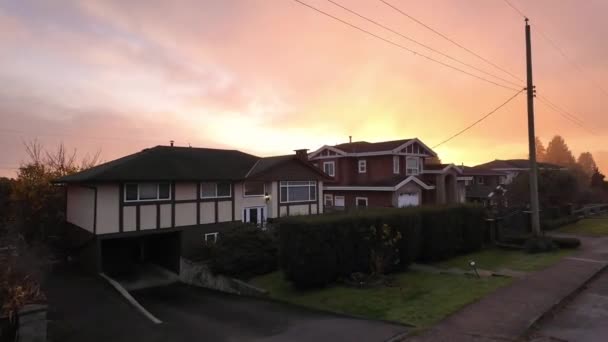 Straße Und Häuser Der Vorstadt Sonnenuntergang Herbstzeit Burnaby British Columbia — Stockvideo