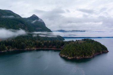 Kanada Dağ Peyzajı Doğa Havacılık Arkaplanı ile Howe Sound. Dramatik Bulutlu Gökyüzü. BC, Kanada.