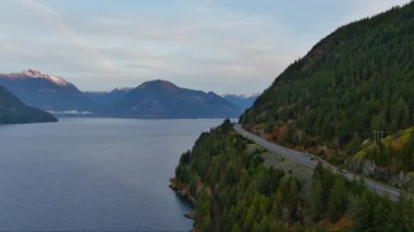 Pasifik Okyanusu kıyısında Kanada Dağ Manzarası ile birlikte denizden Sky Highway 'e. Bulutlu Gündoğumu. Vancouver yakınlarındaki Howe Sound, BC, Kanada.