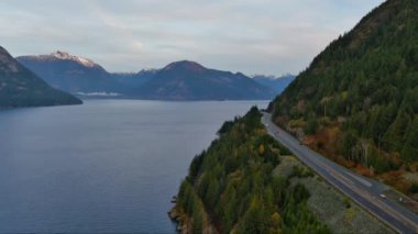 Pasifik Okyanusu kıyısında Kanada Dağ Manzarası ile birlikte denizden Sky Highway 'e. Bulutlu Gündoğumu. Vancouver yakınlarındaki Howe Sound, BC, Kanada.