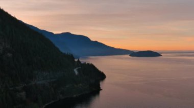 Pasifik Okyanusu kıyısında Kanada Dağ Manzarası ile birlikte denizden Sky Highway 'e. Bulutlu Gündoğumu. Vancouver yakınlarındaki Howe Sound, BC, Kanada.