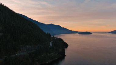 Pasifik Okyanusu kıyısında Kanada Dağ Manzarası ile birlikte denizden Sky Highway 'e. Bulutlu Gündoğumu. Vancouver yakınlarındaki Howe Sound, BC, Kanada.