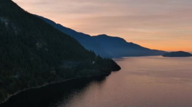 Pasifik Okyanusu kıyısında Kanada Dağ Manzarası ile birlikte denizden Sky Highway 'e. Bulutlu Gündoğumu. Vancouver yakınlarındaki Howe Sound, BC, Kanada.