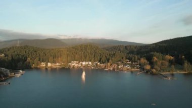 Dramatik Günbatımında Hint Kol Koyu. Vancouver, British Columbia, Kanada.