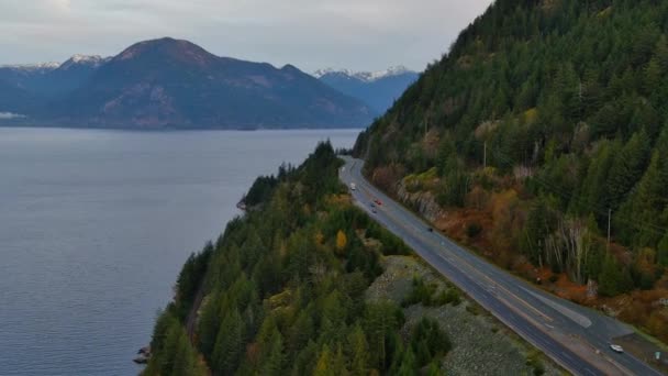 加拿大高山景观下的太平洋海岸海空高速公路 多云的日出 加拿大温哥华附近的豪湾 — 图库视频影像