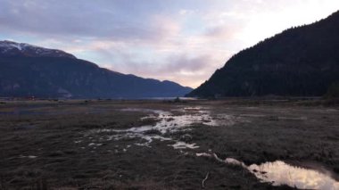 Kanada doğasındaki dağlarla çevrili bataklıklar. Sonbahar sezonu, Günbatımı Gökyüzü. Squamish, İngiliz Kolombiyası Kanada.