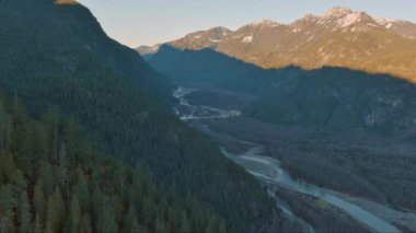 Vadideki Kanada Dağ Manzarası. Günbatımı, Sonbahar sezonu. British Columbia, Kanada.