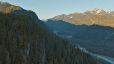 Vadideki Kanada Dağ Manzarası. Günbatımı, Sonbahar sezonu. British Columbia, Kanada.