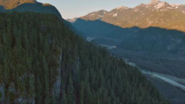 Vadideki Kanada Dağ Manzarası. Günbatımı, Sonbahar sezonu. British Columbia, Kanada.