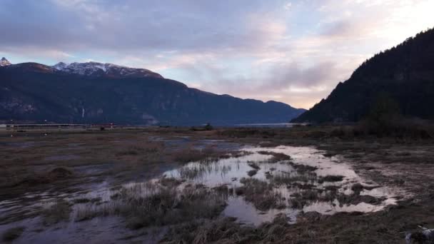 Feuchtgebiete Umgeben Von Bergen Der Kanadischen Natur Herbstzeit Sonnenuntergang Squamish — Stockvideo