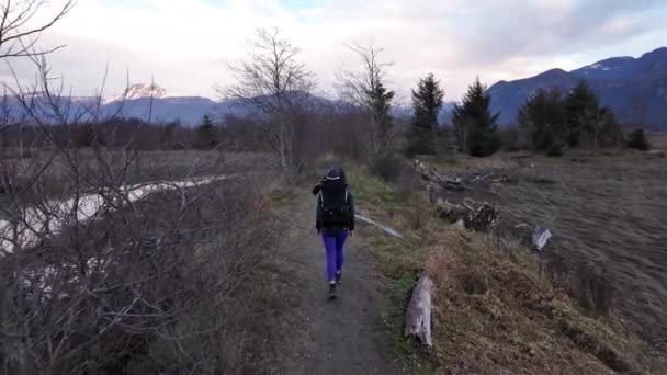Mutter Mit Baby Tragetuch Wandern Der Kanadischen Natur Herbstzeit Sonnenuntergang — Stockvideo