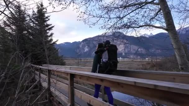 Matka Dítětem Nosítkách Turistika Kanadské Přírodě Podzimní Sezóna Západ Slunce — Stock video