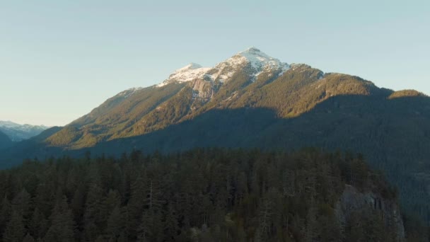 Kanadische Berglandschaft Felsen Mit Grünen Bäumen Und Schnee Obenauf Sonnenblauer — Stockvideo
