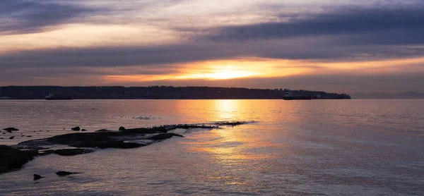 位于加拿大温哥华市中心斯坦利公园海堤的落基海岸 日落天空及自然背景 — 图库照片