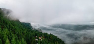 Howe Sound sabah boyunca Bulutlar ve Sis ile kaplıydı. Hava Panoraması. BC, Kanada.
