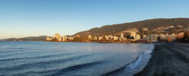 Batı Yakası 'ndaki Konut Apartmanı Binaları. Güneşli Gündoğumu. Ambleside, Batı Vancouver, BC, Kanada.