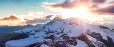 Buzul ve Rocky Dağları kar ve bulutlarla kaplı. Kanada Hava Doğa Manzarası. BC, Kanada.