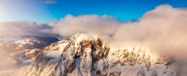 Buzul ve Rocky Dağları kar ve bulutlarla kaplı. Kanada Hava Doğa Manzarası. BC, Kanada.