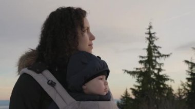 Anne ve Sevimli Bebek Çocuk, Viewpoint 'te, Trees' e bakıyor. Kuzey Vancouver, Britanya Kolombiyası Kanada.